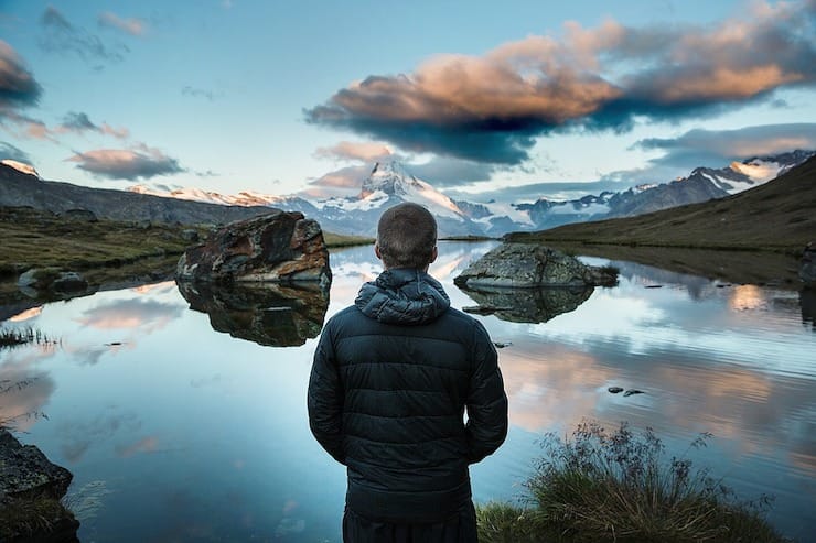 Homme dans les montagnes