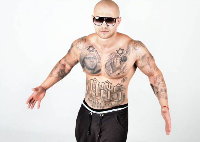 homme tatoué