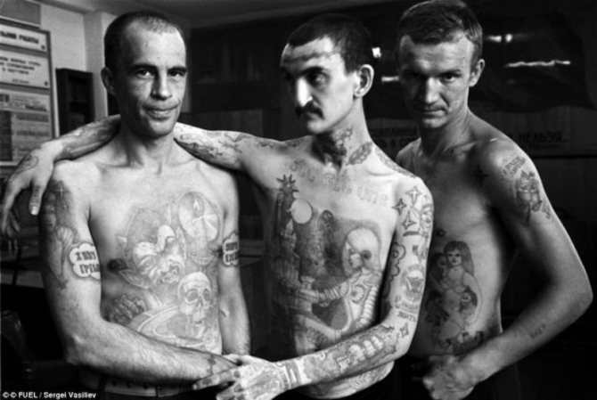 Les hommes sur la photo sont des membres de gangs qui sont allés en prison pour divers crimes, dont la drogue, le vol, le racket et le meurtre.