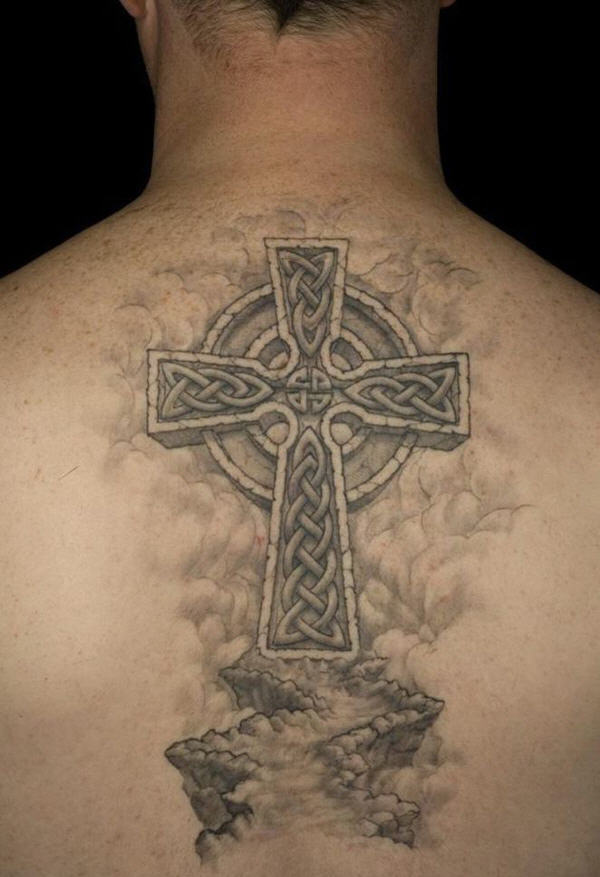 Tatouage homme amulette croix de soleil