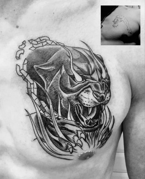 Tatouage d'une panthère sur la poitrine d'un homme