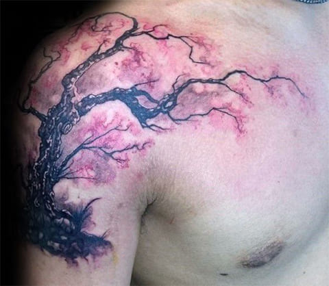 Tatouage d'une cerise sur l'épaule d'un homme