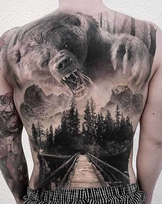 Tatouage dorsal de style réaliste pour homme - ours