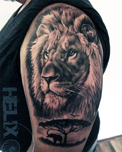 Un homme se fait tatouer un lion sur le bras.