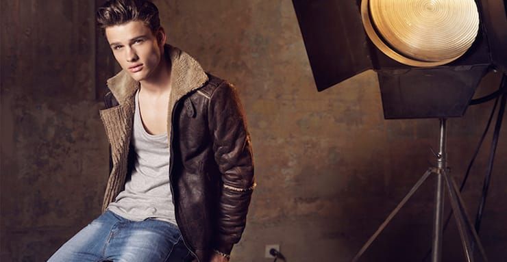 Poses masculines pour des séances de photos en studio