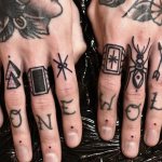 Tatouage sur les doigts