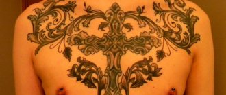 Tatouage masculin sur la poitrine 3