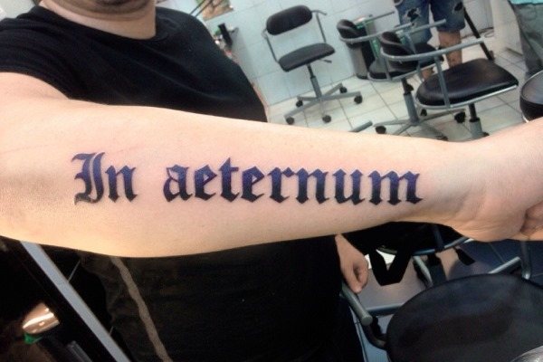 Tatouages pour hommes sur la main : inscriptions avec traduction, leur signification, belles avec signification, motif celtique, petit, bras entier, croquis