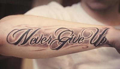 Tatouages pour hommes sur la main : inscriptions avec traduction, leur signification, belles avec signification, motif celtique, petit, bras entier, esquisses