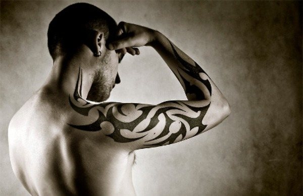 Tatouages pour hommes sur la main : inscriptions avec traduction, leur signification, belles avec signification, motif celtique, petit, bras entier, esquisses