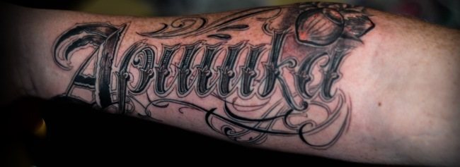 Tatouages de bras d'hommes : inscriptions avec traduction, signification, beau avec signification, motif celtique, petit, bras entier, croquis