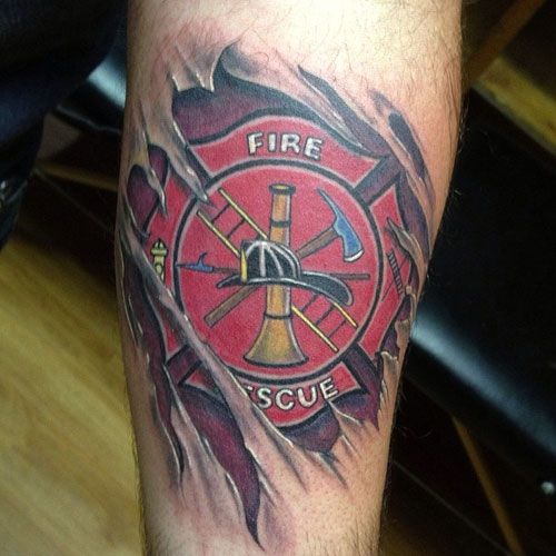 Tatouage masculin de la croix de Malte