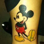 Souris sur la jambe d'une fille