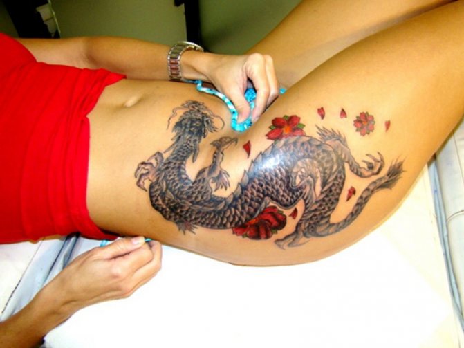 Le tatouage d'un dragon est beau sur la hanche.