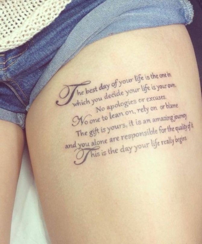 Des citations entières peuvent être tatouées sur la hanche.