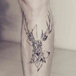 Tatouage, abstraction et géométrie sur tibia