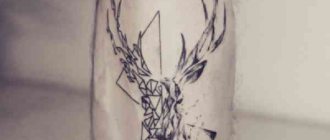 Tatouage sur tibia, abstrait et géométrique