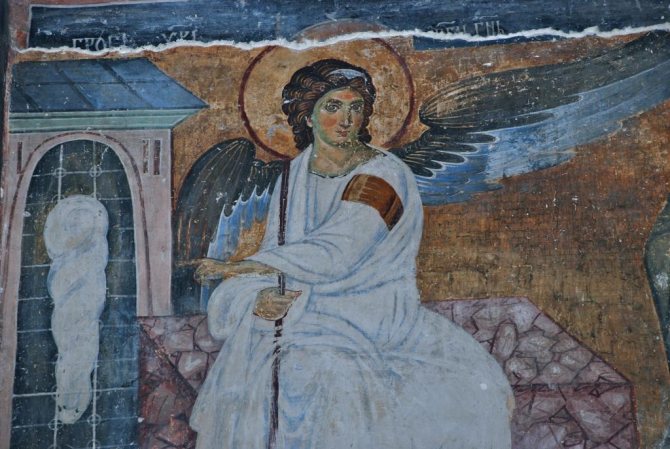 Sur quelle épaule l'ange est-il assis ?