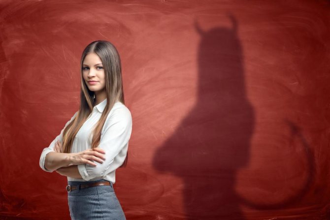 sur l'épaule duquel se trouve un ange