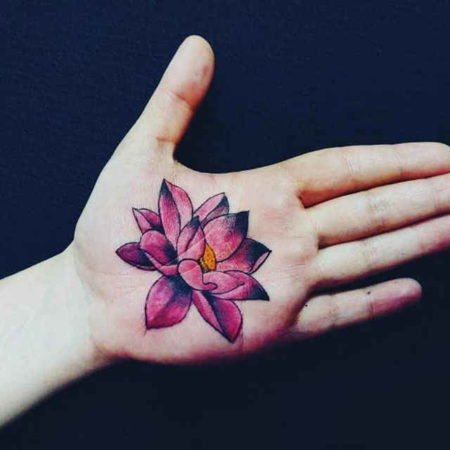 Une fleur tatouée sur la paume