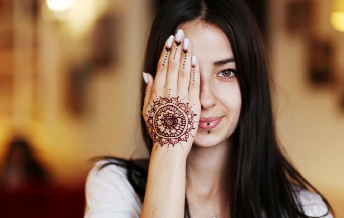 Le Mehendi est magnifique sur le dos de la paume.