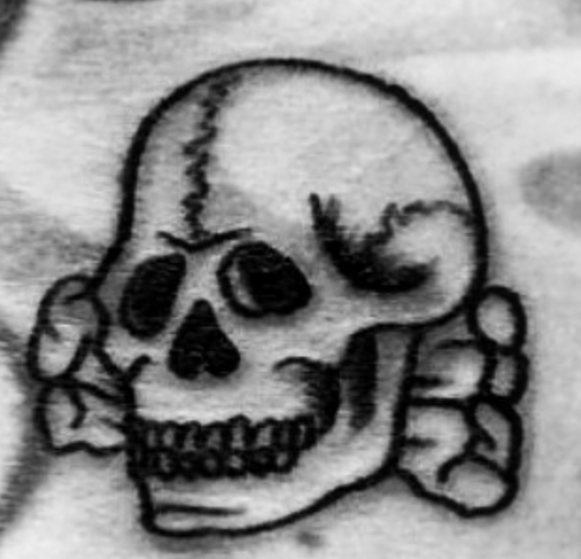 Tatouage nazi : tête de mort et ossements