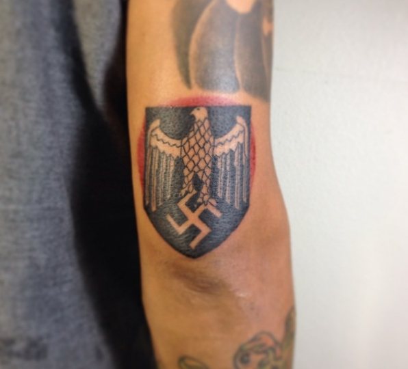 Tatouage nazi sur le coude : svastika