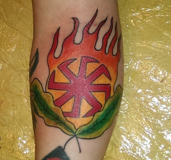 Tatouage nazi d'un signe runique en flammes