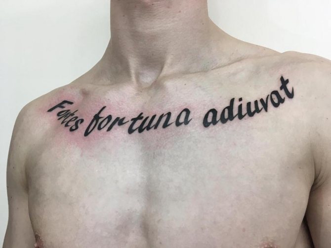 Tatouage sur la poitrine