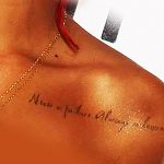 Inscription sur la poitrine de Rihanna