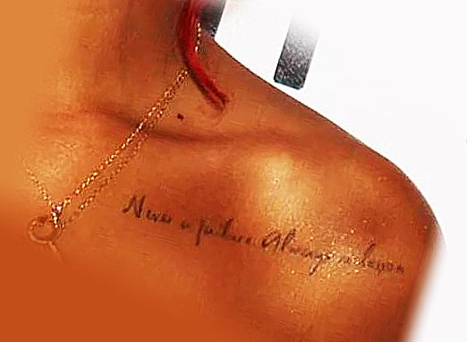 Inscription sur la poitrine de Rihanna