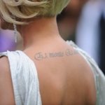 Lera Kudryavtseva a une inscription sur son dos