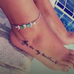 Tatouage sur le pied d'une fille