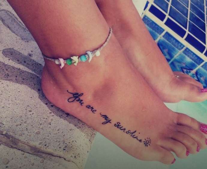 Tatouage sur le pied d'une fille