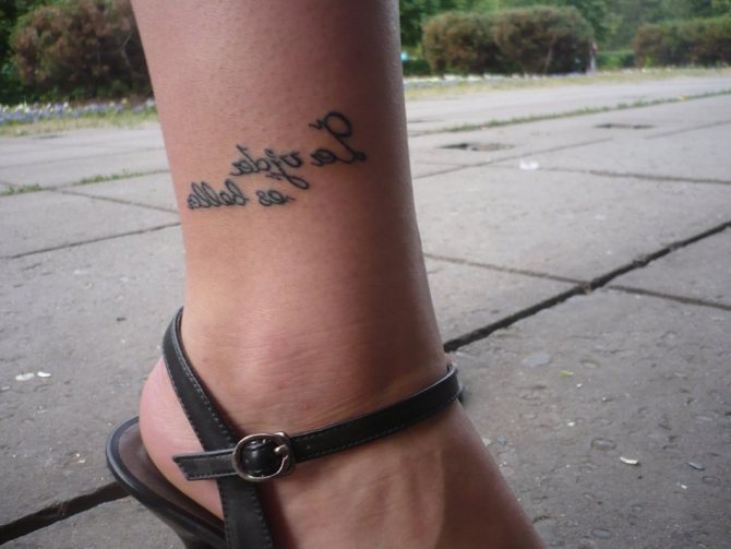 Tatouage de cheville avec slogan