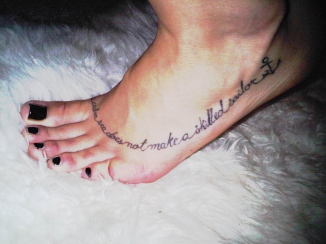 Le tatouage sur le pied peut être long