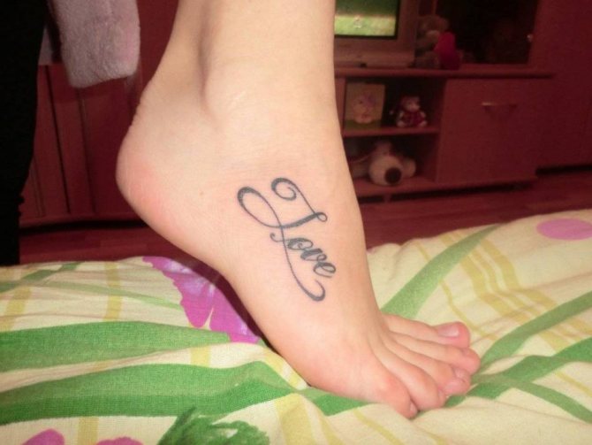 Un tatouage sur le pied peut être aussi simple que cela