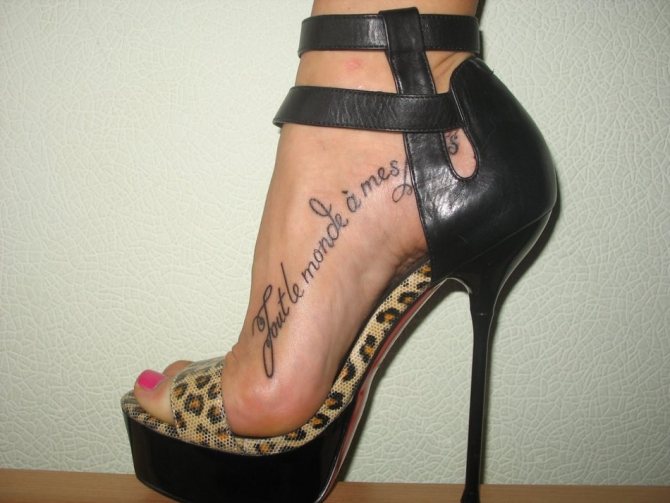L'inscription tatouée le long du pied est superbe en combinaison avec des talons hauts.