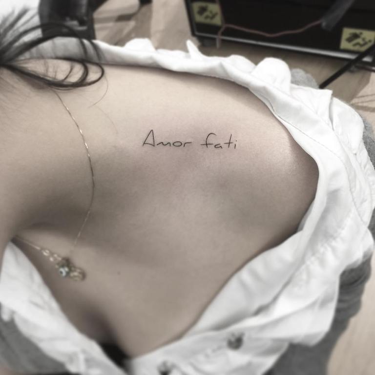 Inscription latine pour tatouage avec traduction pour tatouage