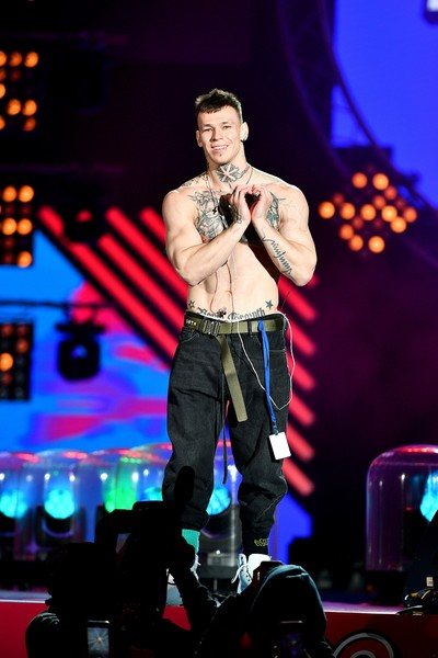 Le torse musclé, le charme et la popularité de l'artiste ont attiré les filles.