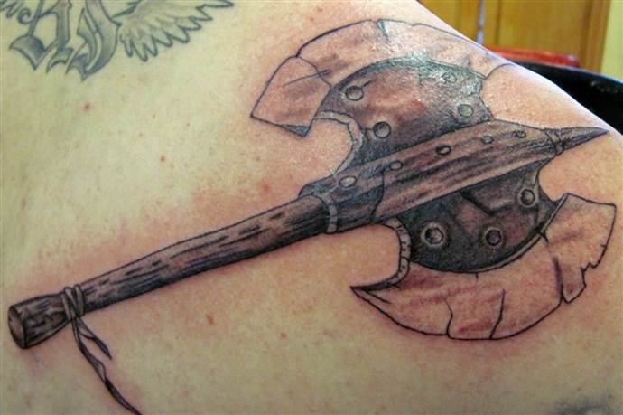 tatouage sur l'épaule