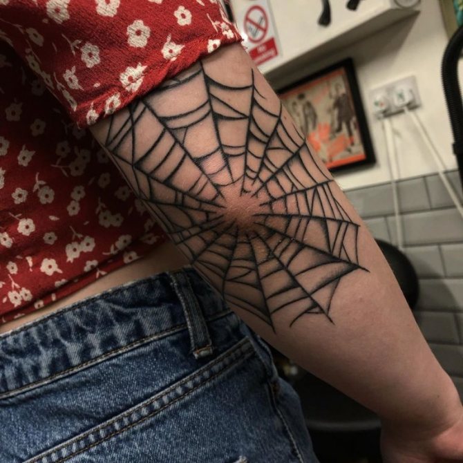 tatouage toile d'araignée