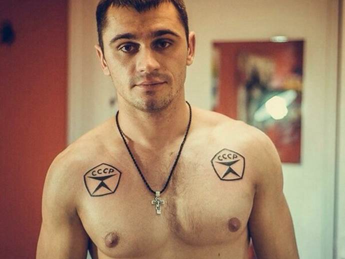 tatouages sur les clavicules