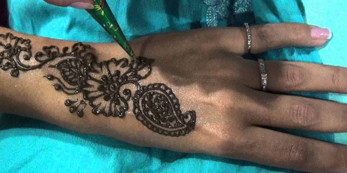Application du Mehendi sur la main
