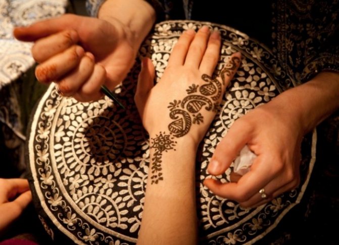 L'application du mehendi est une procédure difficile et longue.