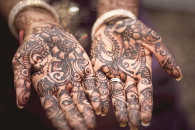 Application de la peinture mehendi