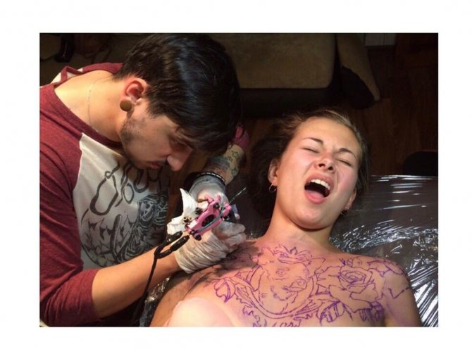 Tatouage dans la région de la poitrine