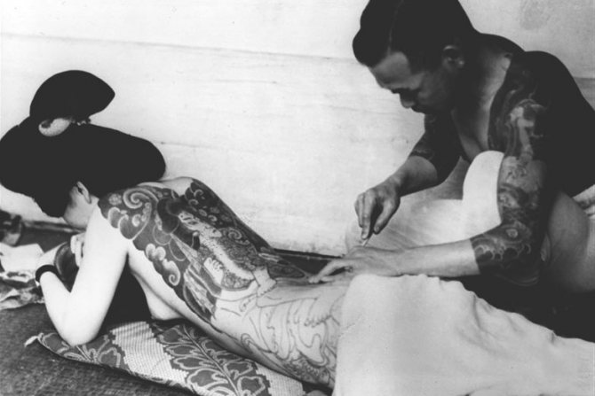 Tatouage sur le corps d'une geisha