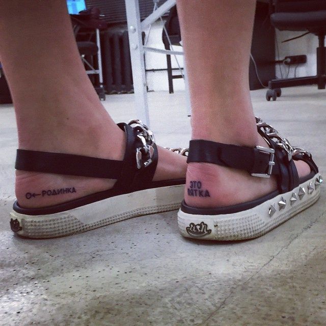 Nastassia Samburskaya tatouage sur les jambes