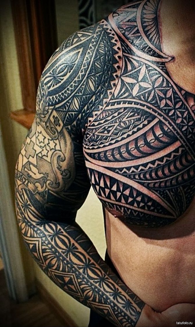 tatouages sur l'épaule et la poitrine